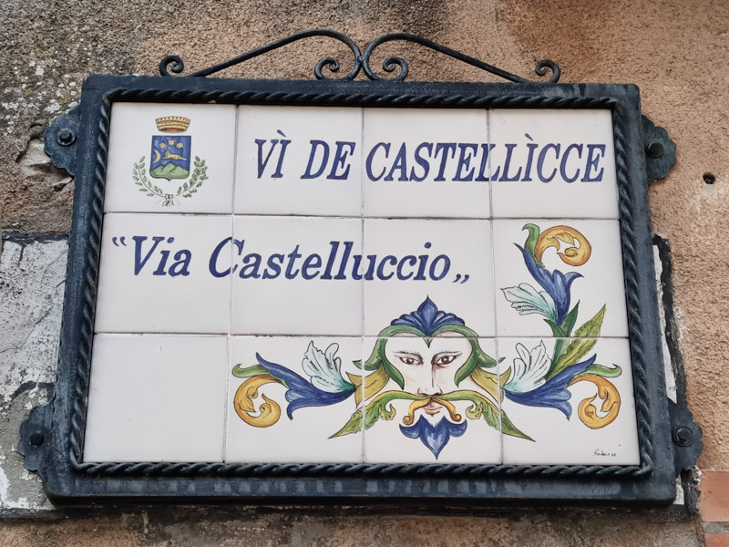 un cartello bilingue di Celle di san Vito